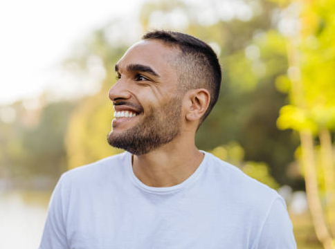 João Santos com sua cachorra Luna